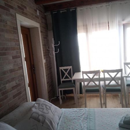 Studio apartman Luka Starigrad Paklenica Bagian luar foto